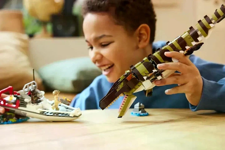 Конструктор LEGO Jurassic World Миссия на лодке из кубиков с