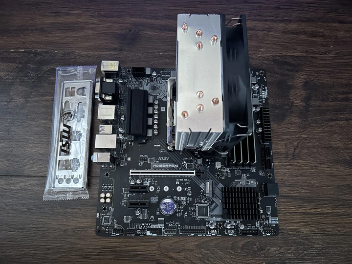 Игровой комплект: материнская плата B550M + AMD Ryzen 7 5700х +
