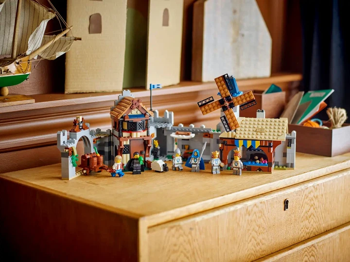 Конструктор LEGO Creator Средневековый замок с рыцарем на коне 1371 деталь (31168) - изображение 7