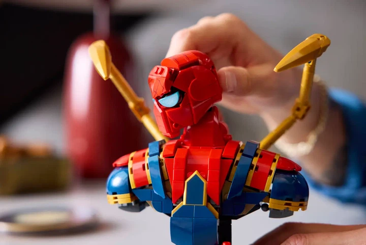 Конструктор LEGO Super Heroes Marvel Бюст Железного Человека-Паука 379 деталей (76326) - изображение 6