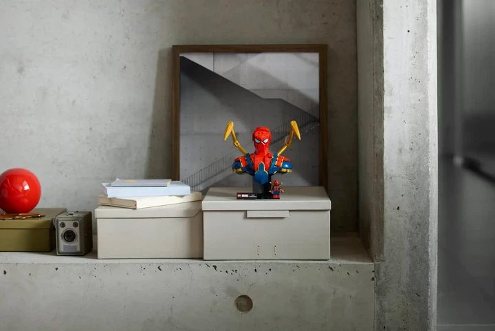 Конструктор LEGO Super Heroes Marvel Бюст Железного Человека-Паука 379 деталей (76326) - изображение 9