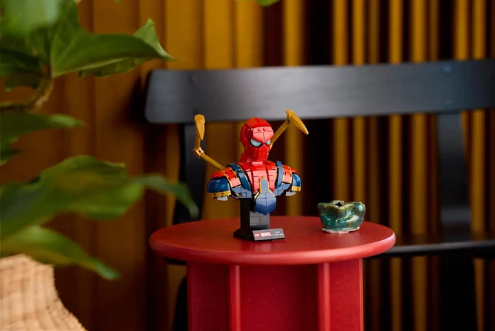 Конструктор LEGO Super Heroes Marvel Бюст Железного Человека-Паука 379 деталей (76326) - изображение 10