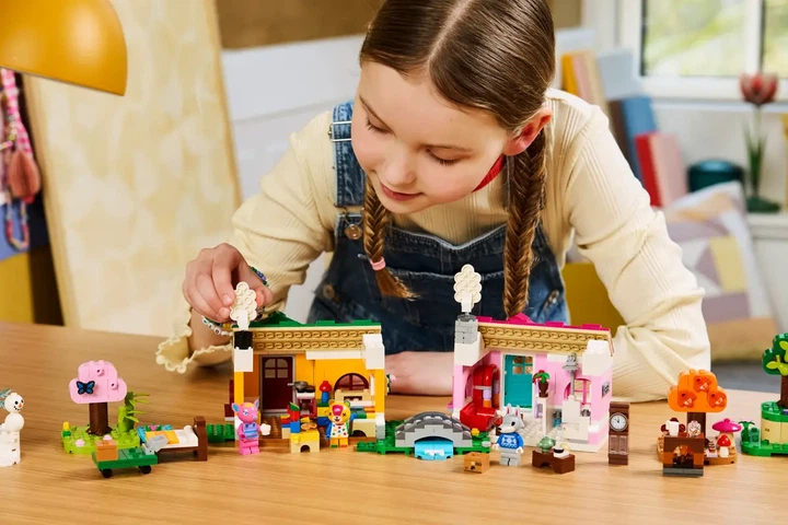 Конструктор LEGO Animal Crossing Творческие дома: сезоны развлечений 814 деталей (77057) - изображение 8
