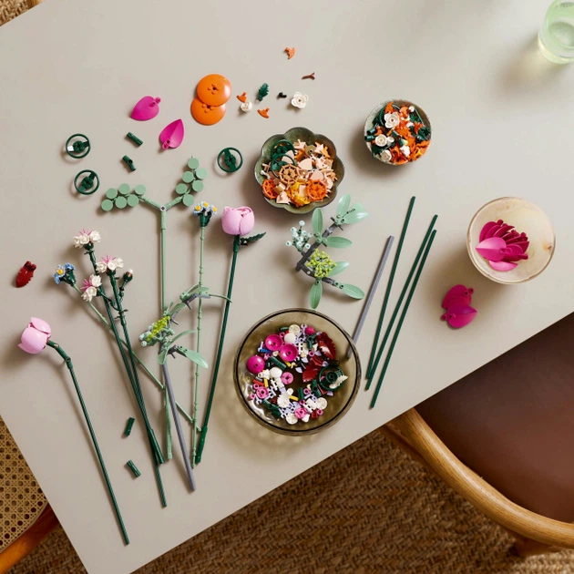 Конструктор LEGO Botanicals Милий рожевий букет квітів (10342) - Фото 4 Конструктор LEGO Botanicals Милий рожевий букет квітів (10342) - изображение 4