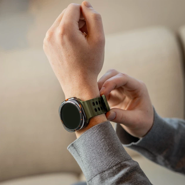 Перфорований ремінець broband Classic Color для Samsung Galaxy Watch Ultra – зелено-чорний (силікон) - Фото 10 Перфорований ремінець broband Classic Color для Samsung Galaxy Watch Ultra – зелено-чорний (силікон) - зображення 10