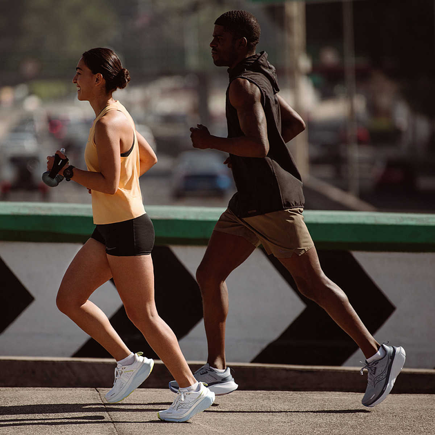 Жіночі кросівки для бігу Saucony Guide 18 S10998-100 42 Чорні (195020775899) - зображення 7