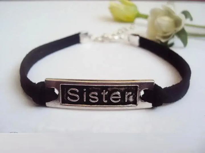 Браслет Sister сестры для подруг друзей сестер на черном шнурке - Фото 1 Браслет Sister сестры для подруг друзей сестер на черном шнурке - изображение 1