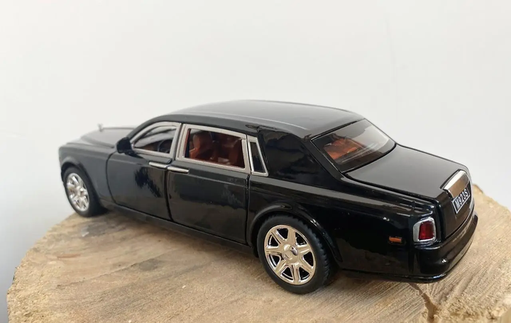 Модель автомобиля Rolls Royce Phantom 1:24. Звук+свет эффекты