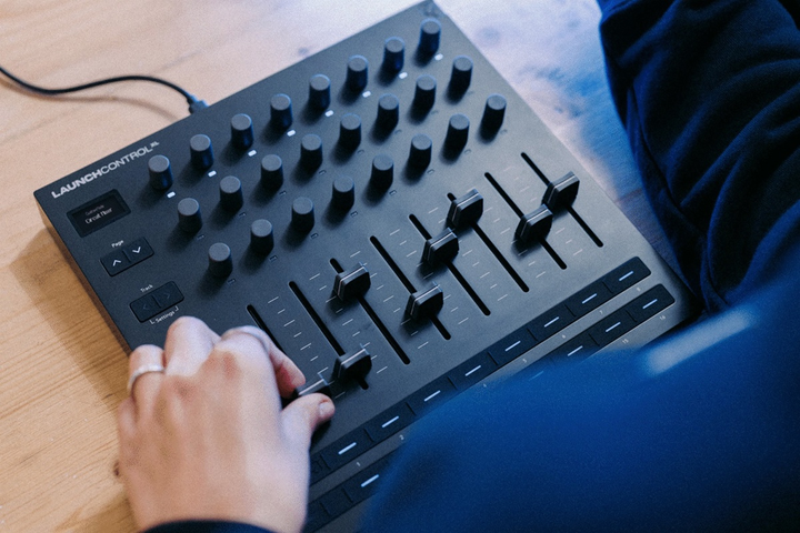 Novation Launch Control XL MIDIコントローラー MIDI-контролер Novation Launch Control XL MKII купити в
