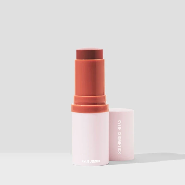 Румяна-стик Kylie Cosmetics "Play for keeps" Powder Blush Stick - Фото 2 Румяна-стик Kylie Cosmetics "Play for keeps" Powder Blush Stick - изображение 2