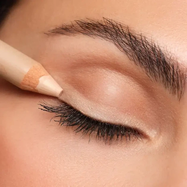 Тіні-олівець для повік Artdeco Smooth Eyeshadow Stick №10 Pearly Golden Beige (4052136115468) - Фото 4 Тіні-олівець для повік Artdeco Smooth Eyeshadow Stick №10 Pearly Golden Beige (4052136115468) - зображення 4