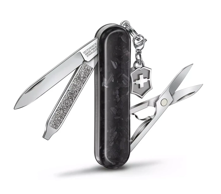 Складной нож Victorinox Classic SD карманный для повседневного использования с карбоновой рукоятью и 5 - Фото 1 Складной нож Victorinox Classic SD карманный для повседневного использования с карбоновой рукоятью и 5 - изображение 1