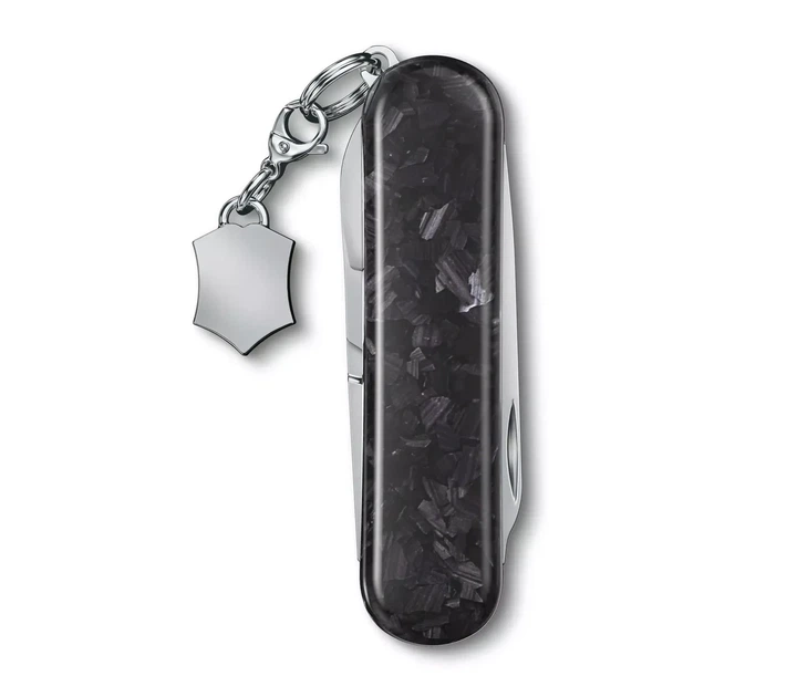 Складной нож Victorinox Classic SD карманный для повседневного использования с карбоновой рукоятью и 5 - Фото 4 Складной нож Victorinox Classic SD карманный для повседневного использования с карбоновой рукоятью и 5 - изображение 4