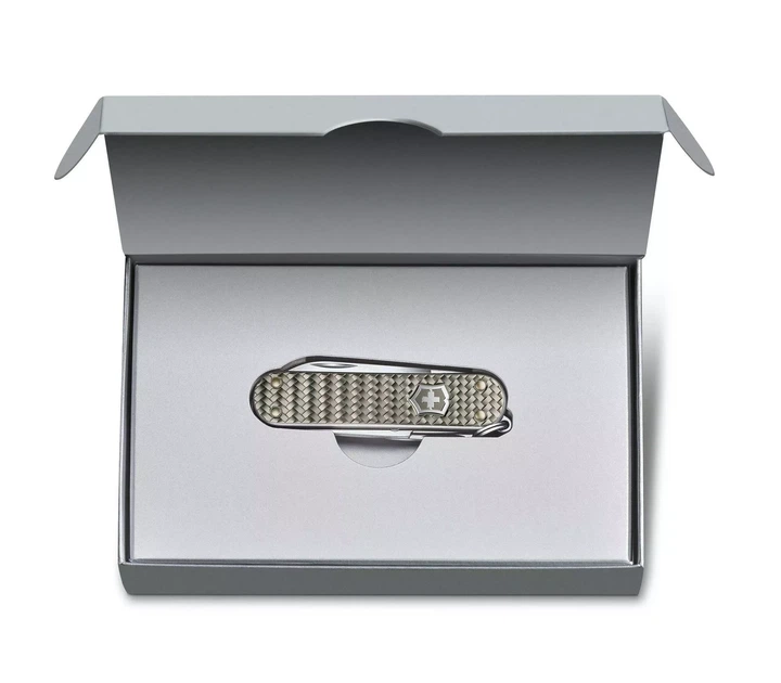 Складной нож Victorinox Classic SD Alox для активного отдыха стильный аксессуар с 5 функциями - Фото 5 Складной нож Victorinox Classic SD Alox для активного отдыха стильный аксессуар с 5 функциями - изображение 5