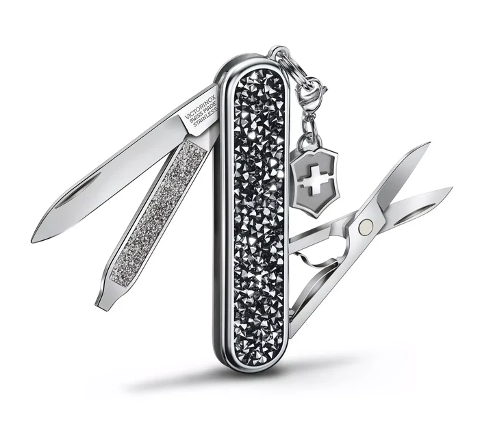 Складной нож Victorinox Classic SD Brilliant Crystal для подарка и повседневного использования с кристаллами 5 - Фото 1 Складной нож Victorinox Classic SD Brilliant Crystal для подарка и повседневного использования с кристаллами 5 - изображение 1