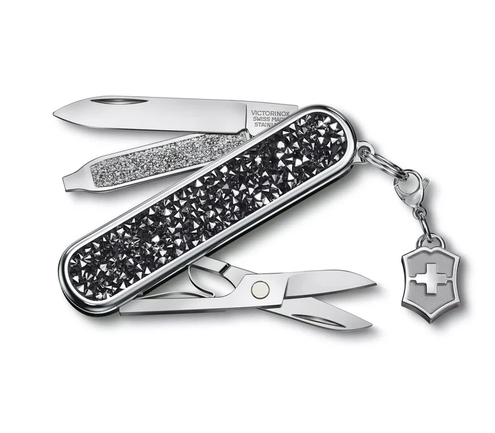 Складной нож Victorinox Classic SD Brilliant Crystal для подарка и повседневного использования с кристаллами 5 - Фото 2 Складной нож Victorinox Classic SD Brilliant Crystal для подарка и повседневного использования с кристаллами 5 - изображение 2