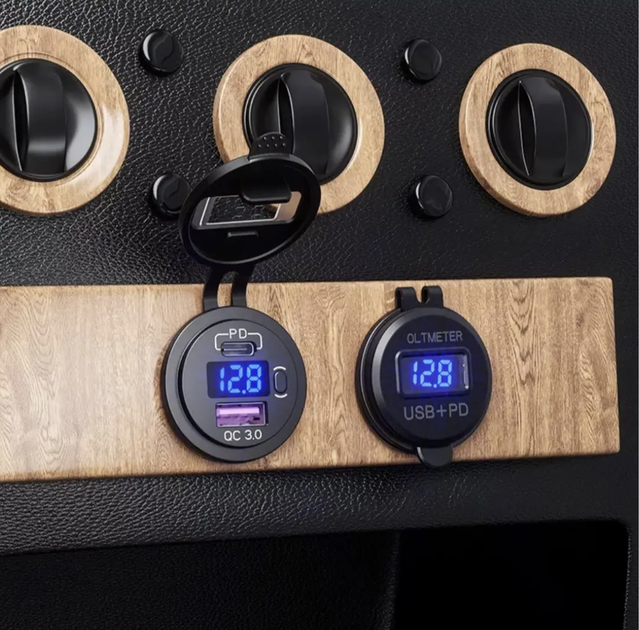 Врезная USB розетка в авто с вольтметром QC 3.0 USB + PD Type-C 12В-24В, зеленая - изображение 2