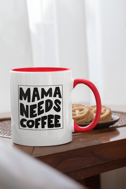 Чашка подарункова керамічна з принтом "Mama Needs Coffee" 330 мл, біла з червоною ручкою - Фото 2 Чашка подарункова керамічна з принтом "Mama Needs Coffee" 330 мл, біла з червоною ручкою - зображення 2