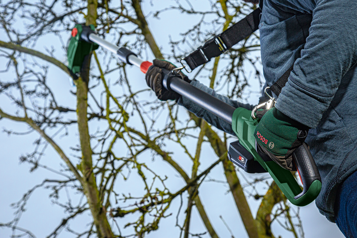 Акумуляторний телескопічний секатор Bosch UniversalChainPole 18 + мастило для бензопил 60 мл + 1 пильний ланцюг 20 см (3165140888110) - зображення 6