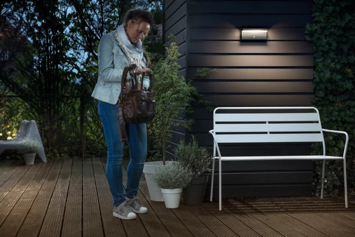 Lampa uliczna ścienna Philips Bustan 9W PIR (915005378401) - obraz 5