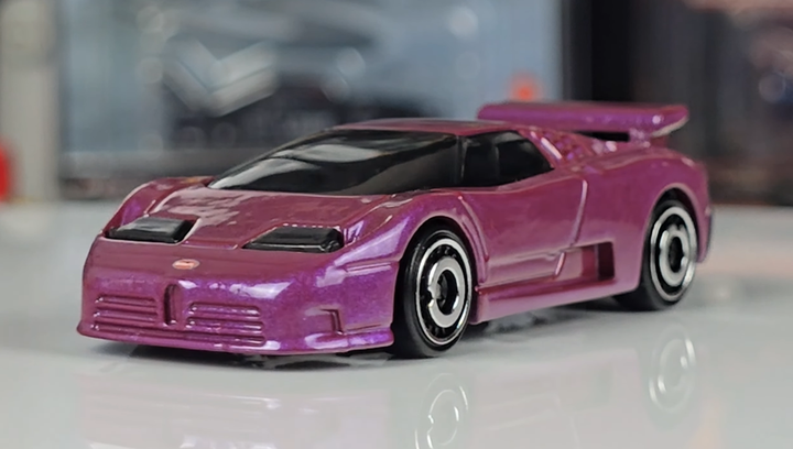 Машинка Базовая Hot Wheels '94 Bugatti EB110 SS Race Day 1:64