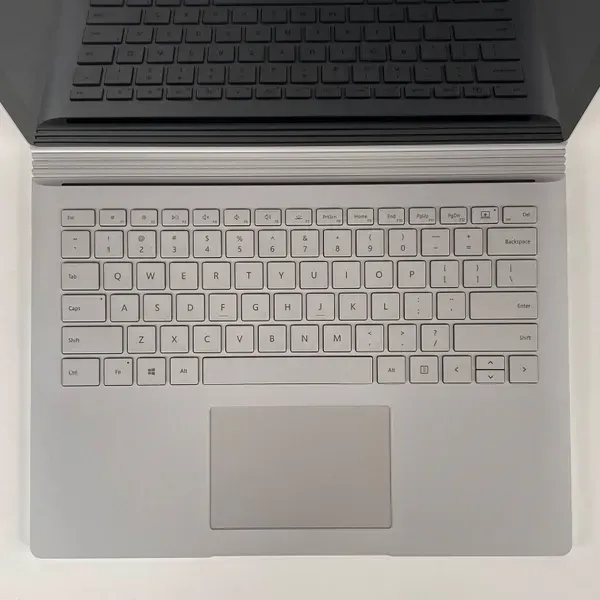 Ноутбук-трансформер Б-класс Microsoft Surface Book 2 / 13.5" (3000x2000) IPS Touch / Intel Core i7-8650U (4 (8) ядра по 1.9 - 4.2 GHz) / 8 GB DDR3 / 256 GB SSD / Intel UHD Graphics 620 / WebCam / USB Type-C б/у - Фото 3 Ноутбук-трансформер Б-класс Microsoft Surface Book 2 / 13.5" (3000x2000) IPS Touch / Intel Core i7-8650U (4 (8) ядра по 1.9 - 4.2 GHz) / 8 GB DDR3 / 256 GB SSD / Intel UHD Graphics 620 / WebCam / USB Type-C б/у - изображение 3