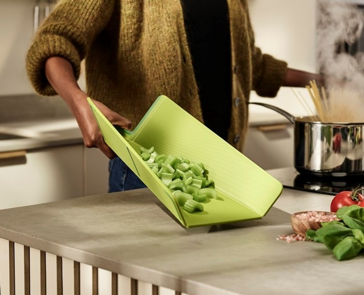 Обробна дошка Joseph Joseph Chop2Pot Plus Regular зелена 21.8 x 38 см (5028420005059) - зображення 8
