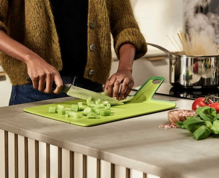 Обробна дошка Joseph Joseph Chop2Pot Plus Regular зелена 21.8 x 38 см (5028420005059) - зображення 9