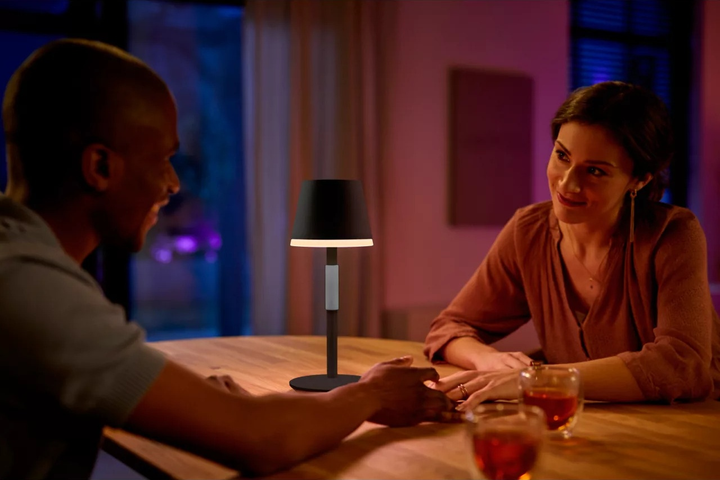 Inteligentna lampa stołowa Philips Hue Go EU/UK Czarna (871951440459500) - obraz 12