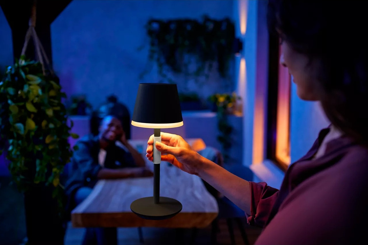 Inteligentna lampa stołowa Philips Hue Go EU/UK Czarna (871951440459500) - obraz 13