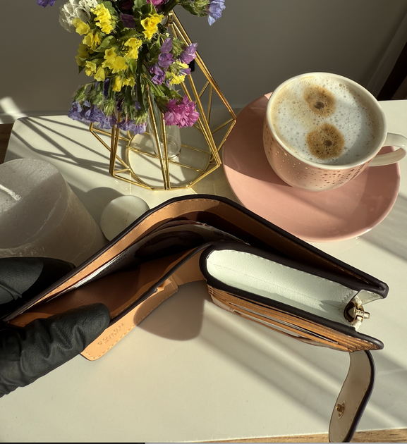 Гаманець Coach Snap Wallet In Signature Canvas бежевий білий коричневий натуральна шкіра + подарункове пакування - Фото 6 Гаманець Coach Snap Wallet In Signature Canvas бежевий білий коричневий натуральна шкіра + подарункове пакування - изображение 6