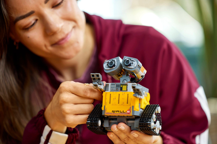 Zestaw klocków LEGO Disney Wall-E i Eva 811 elementów (43279) - obraz 8