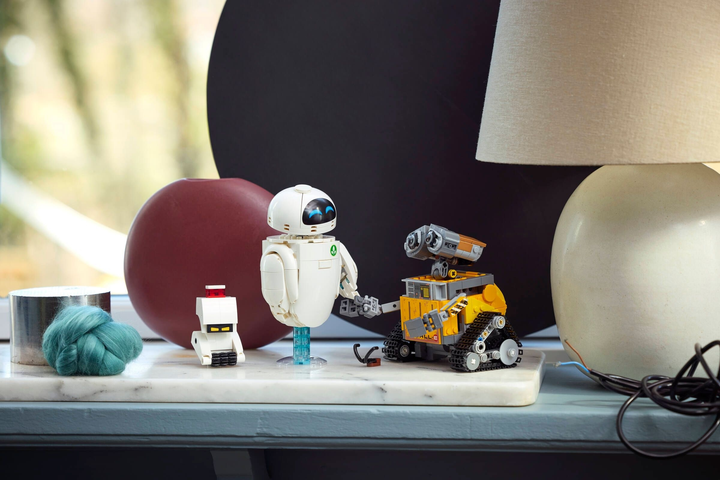 Zestaw klocków LEGO Disney Wall-E i Eva 811 elementów (43279) - obraz 11