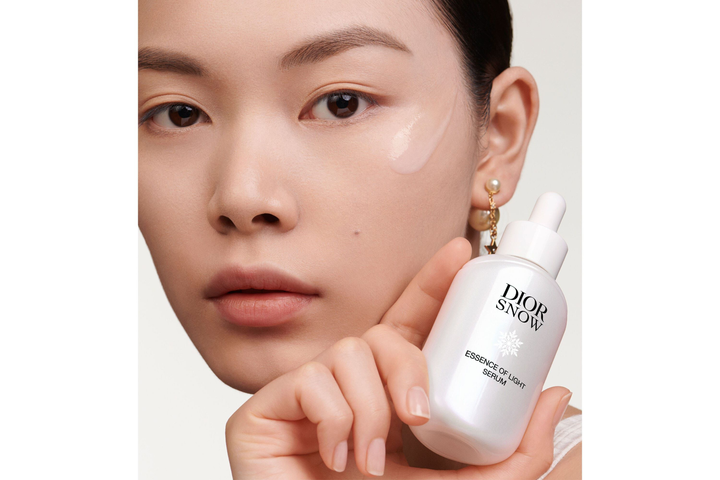 Сироватка для обличчя Dior Diorsnow Essence Of Light Serum 30 мл (3348901539944) - зображення 2