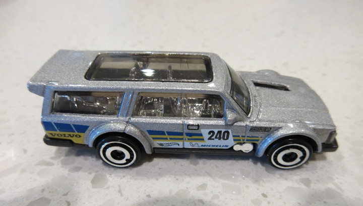 Машинка Базова Hot Wheels Volvo 240 Drift Wagon Wagons 1:64 JBB40