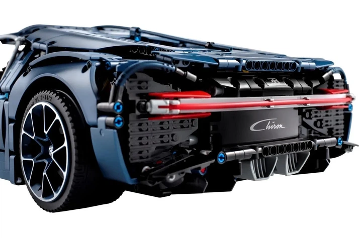 Конструктор Technic Bugatti Chiron (42083), 3599 деталей - изображение 4