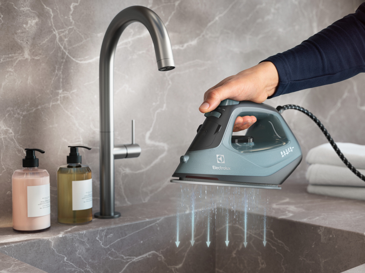 Праска Electrolux Series 500 EasyLine E5SI2-6OG Зелена - зображення 8
