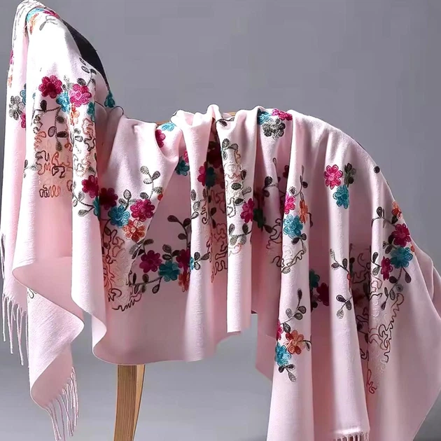 Теплый женский кашемировый шарф палантин Boutique embroidery с вышивкой 180х70см Розовый - Фото 1 Теплый женский кашемировый шарф палантин Boutique embroidery с вышивкой 180х70см Розовый - изображение 1