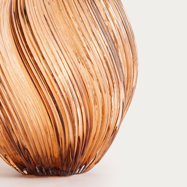 Ваза Homla SWIRL скляна закручена бежева 17 x 21 см (5906496750199) - зображення 3