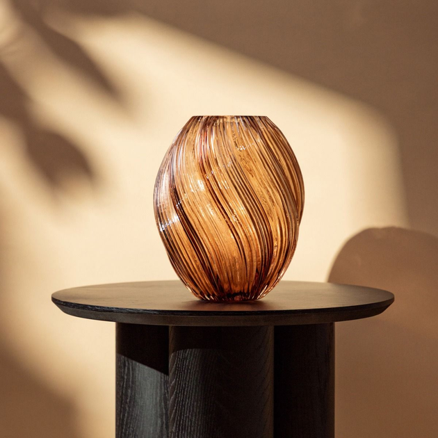 Ваза Homla SWIRL скляна закручена бежева 17 x 21 см (5906496750199) - зображення 4