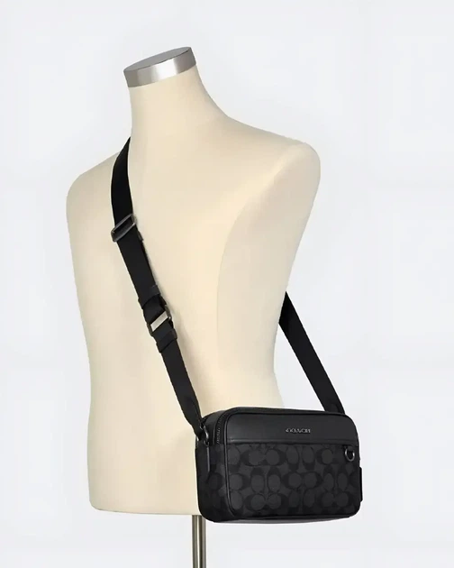 Крос-боді чоловіча сумка Coach Graham Crossbody In Signature Canvas, чорна з пильником - Фото 4 Крос-боді чоловіча сумка Coach Graham Crossbody In Signature Canvas, чорна з пильником - зображення 4