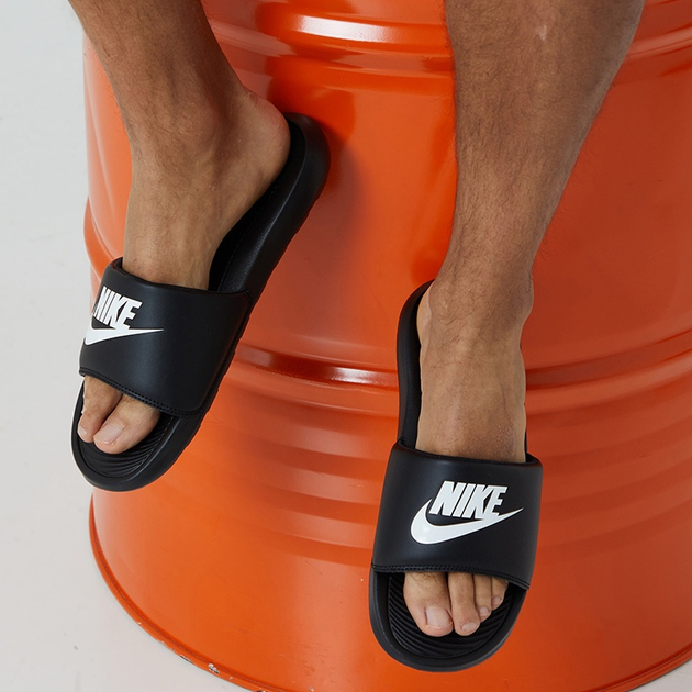 Klapki basenowe męskie Nike Victori One CN9675-002 48.5 30.9 cm Czarne (194497882130) - obraz 2