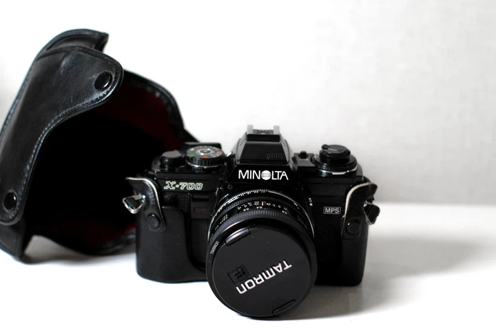 Плівковий дзеркальний фотоапарат Minolta X-700 з об'єктивом Tamron