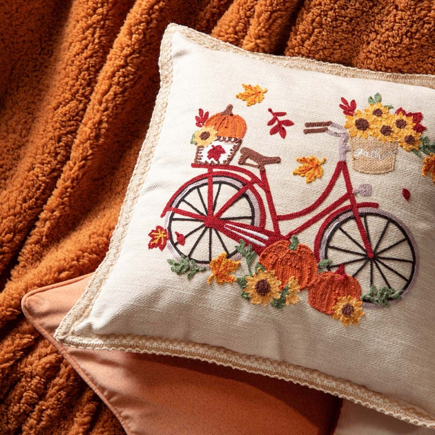 Poszewka Homla Tandor z haftowanym rowerem i ozdobną lamówką 45 x 45 cm (5906496749094) - obraz 6