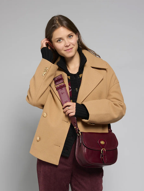 Torebka crossbody damska ze skóry naturalnej mała na szerokim pasku The Bridge Isadora 045315D3 YF Bordowa (800070346573) - obraz 2