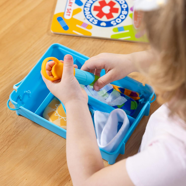 Набір Melissa & Doug Boo-Boos & Bandages Reusable Play Set (681147005556) - зображення 5