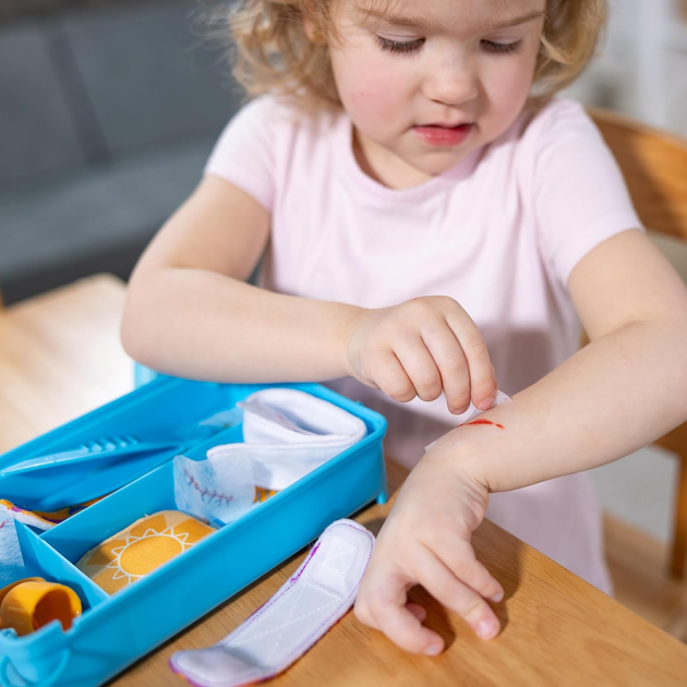 Набір Melissa & Doug Boo-Boos & Bandages Reusable Play Set (681147005556) - зображення 8