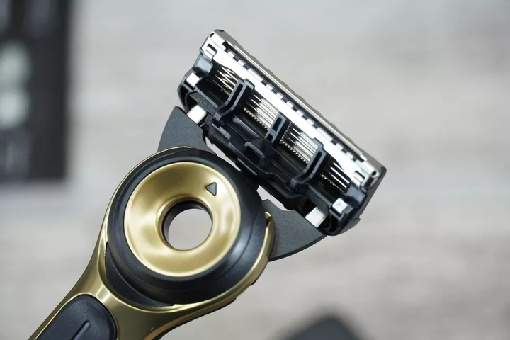Станок для бритья с подогревом Gillette Labs Heated Razor Starter Kit лимитированная серия золотистого цвета с 5-ю картриджами - изображение 6