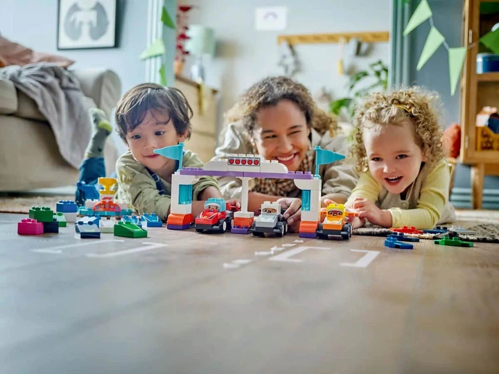 Конструктор LEGO DUPLO Автомобили для гонки и пилоты команд Формулы-1, 70 деталей (10445) - Фото 9 Конструктор LEGO DUPLO Автомобили для гонки и пилоты команд Формулы-1, 70 деталей (10445) - изображение 9