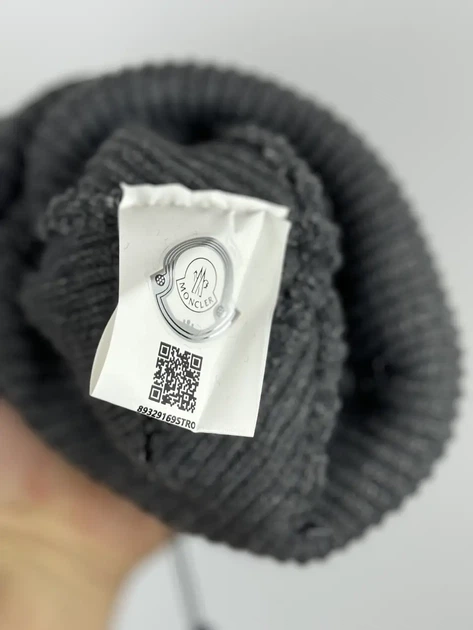 Шапка Moncler с прорезиненным логотипом в сером цвете, One size (универсальный размер), Унисекс. - изображение 4